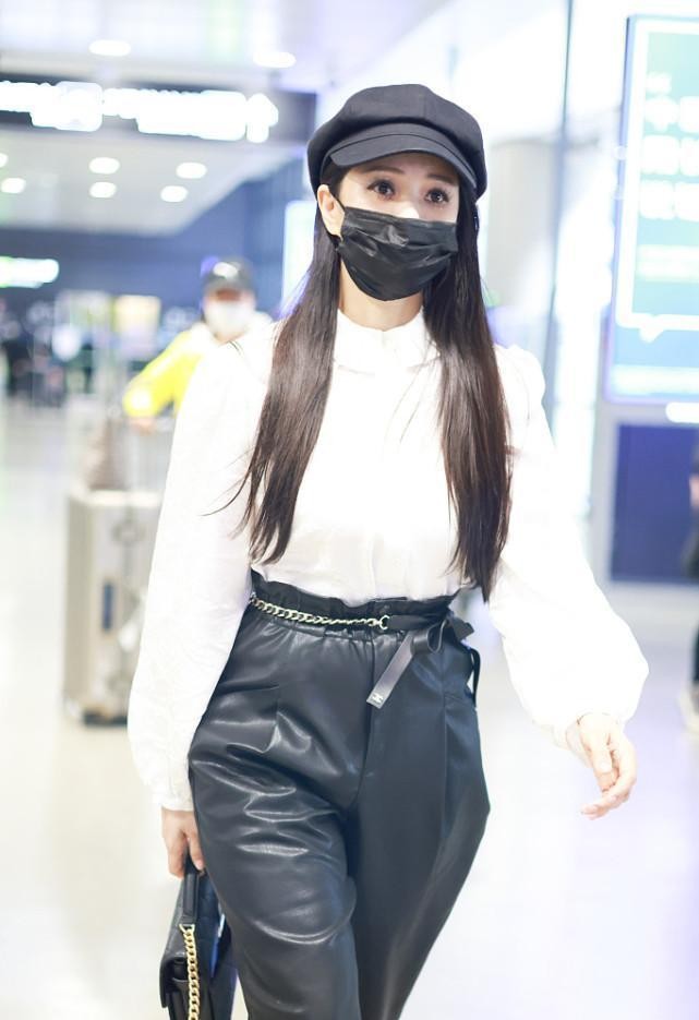 伊能静私下里好知性啊，白衬衫配黑色皮裤，感觉比实际年龄小很多