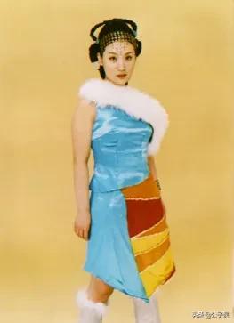 谭晶情史，青歌赛上成名，长城上开演唱会，嫁爱情高龄产子