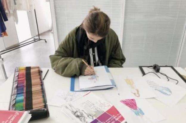 巨婴公主：16岁吃饭靠人喂，每天开销过万，开兰博基尼卖手机壳