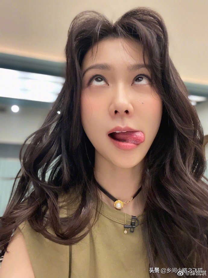 薛凯琪晒与刘恋穿同款衣服合影 发文表白为刘恋庆生