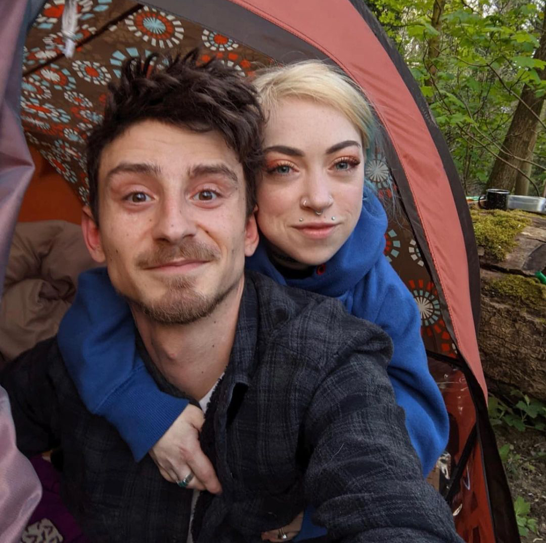 28岁侏儒症女演员贾斯敏·伯克在帐篷内自杀，未婚夫心碎发文