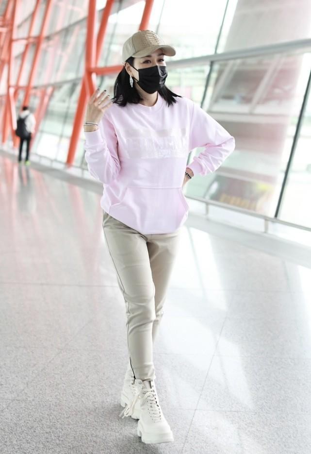钟丽缇和女儿同框似“姐妹”，亮片羽绒服配白靴，看腿可真瘦