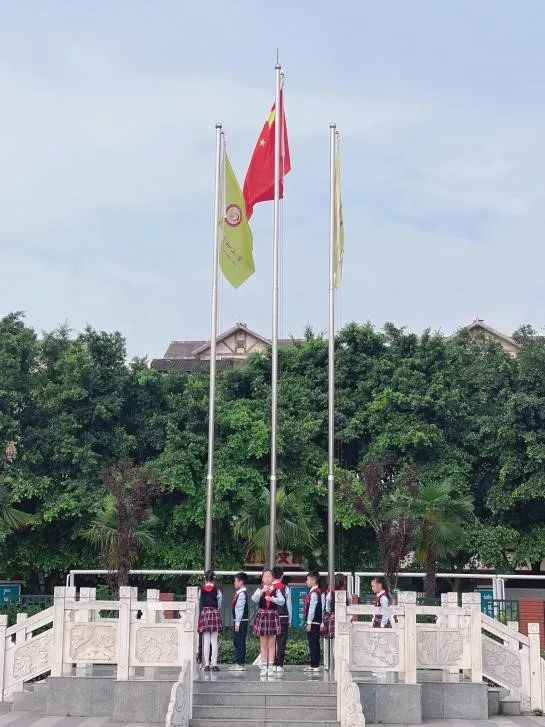 中和小学举行“讲文明树新风，文明生活我先行”为主题的升旗仪式