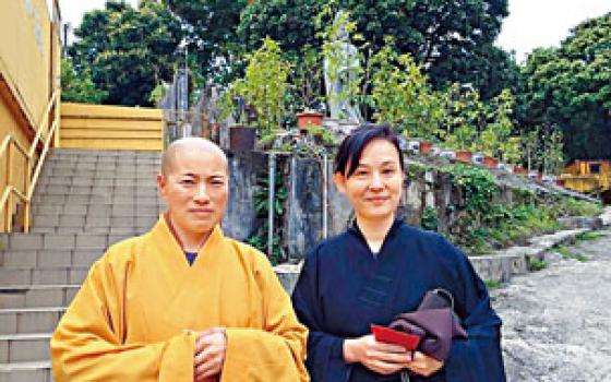 尼姑住别墅开豪车，被捕时房内搜出丝袜、假发，曾与两个和尚结婚
