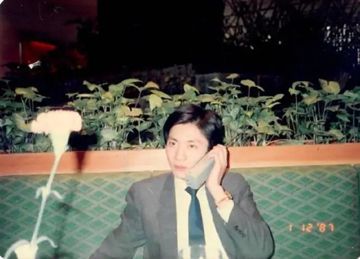 1987年，广州一餐馆老板徐峰花2万元买手机，幸运靓号：901088
