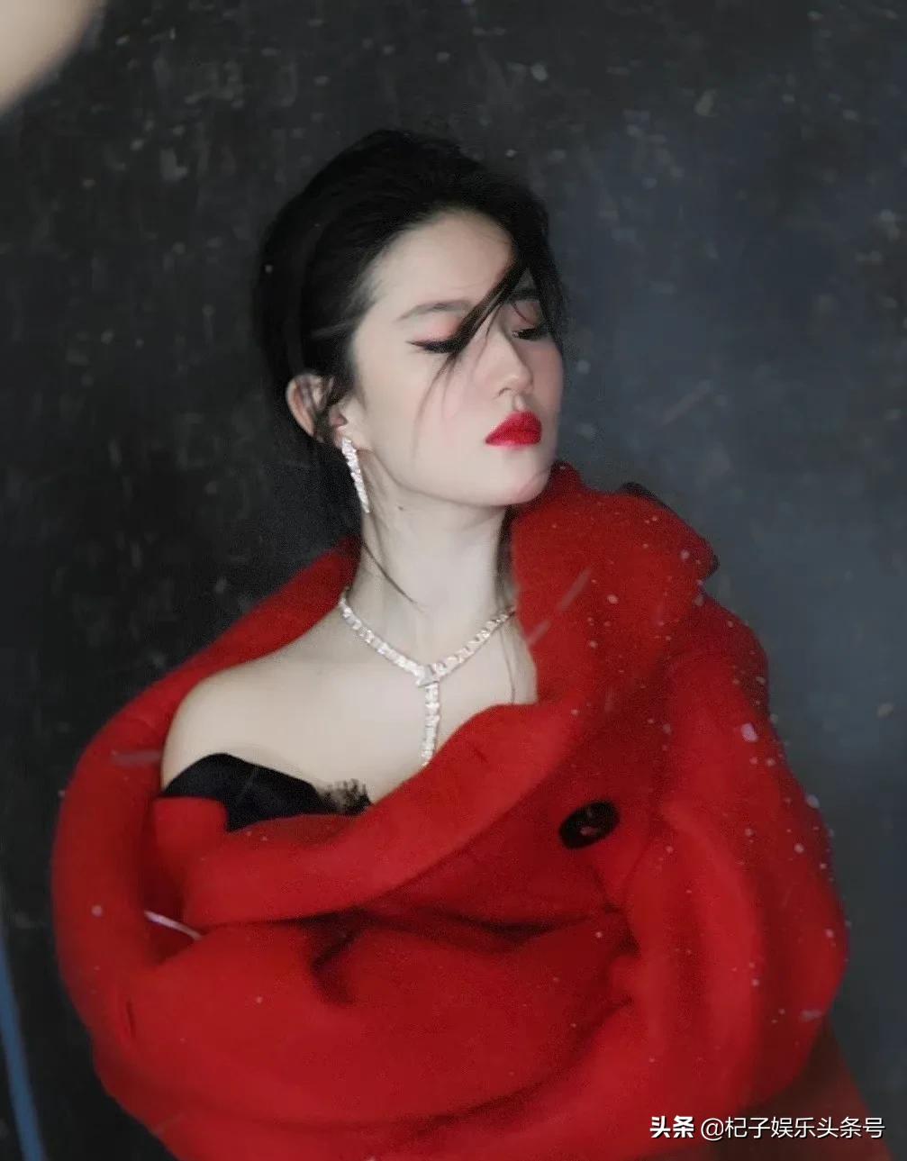 一组刘亦菲的侧颜照，鼻子很真实，果然天仙都是无惧真实的