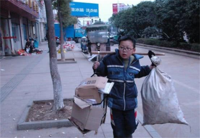 爸爸患白血病，江西10岁男孩拾荒挣医药费，2个月捡700多斤废品