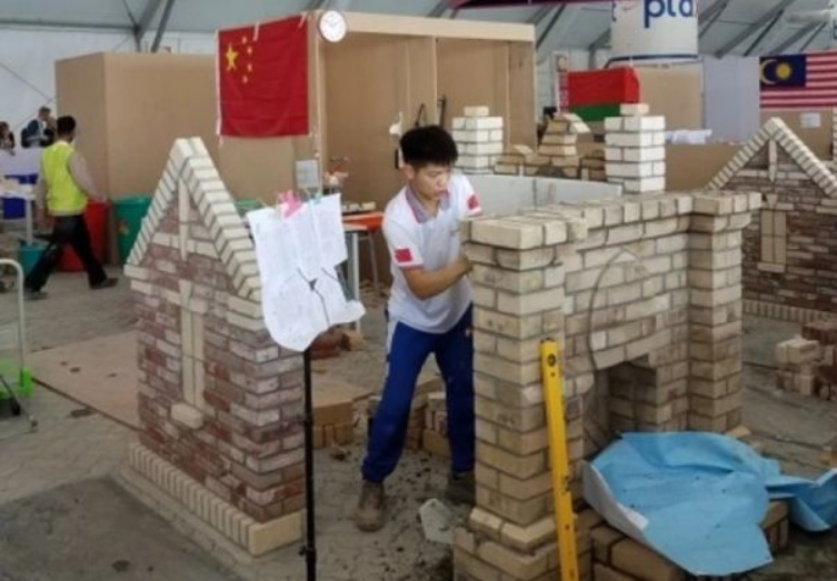 广东小伙初中毕业上职高，19岁靠砌墙成世界冠军，却拒绝百万年薪