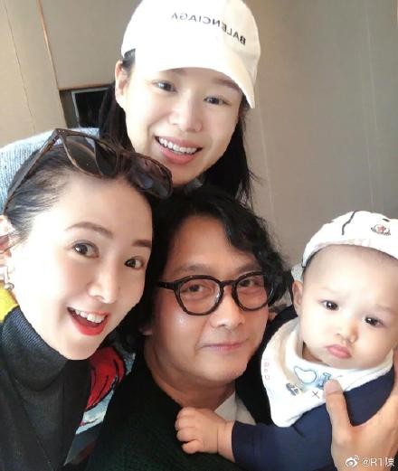 胡杏儿俩儿子陪爷爷散步，兄弟俩牵手下台阶，和爸爸穿亲子装超萌