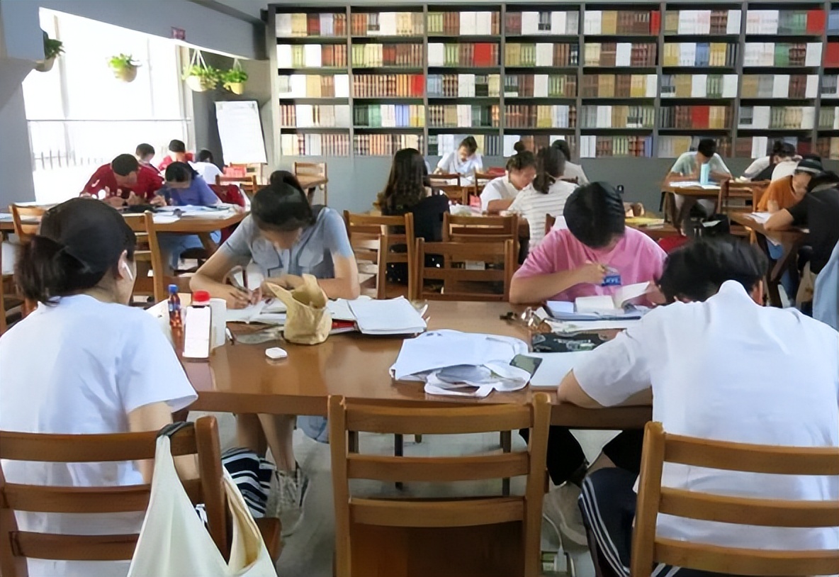 大学图书馆也不安全了？上外一女大学生的咖啡，被男生投“异物”