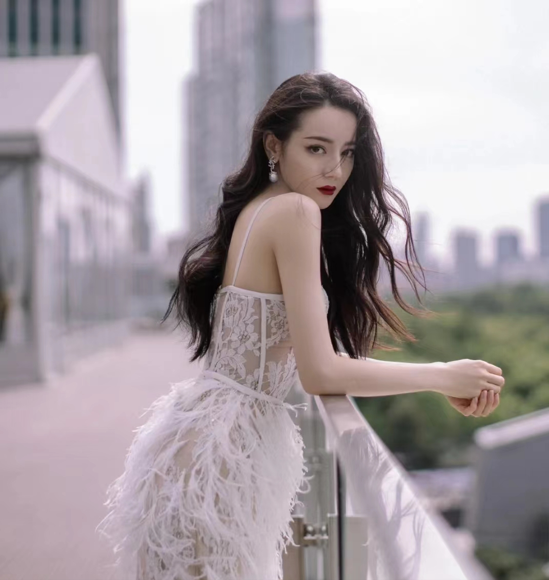 人间精灵热巴，一个把“摇曳生姿”完美诠释的女人