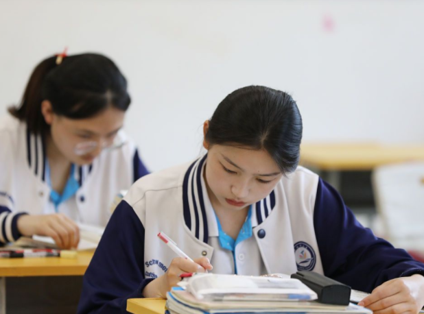 高考体检有多严格？需要“全部脱光”检查吗？医生表示我也不想看