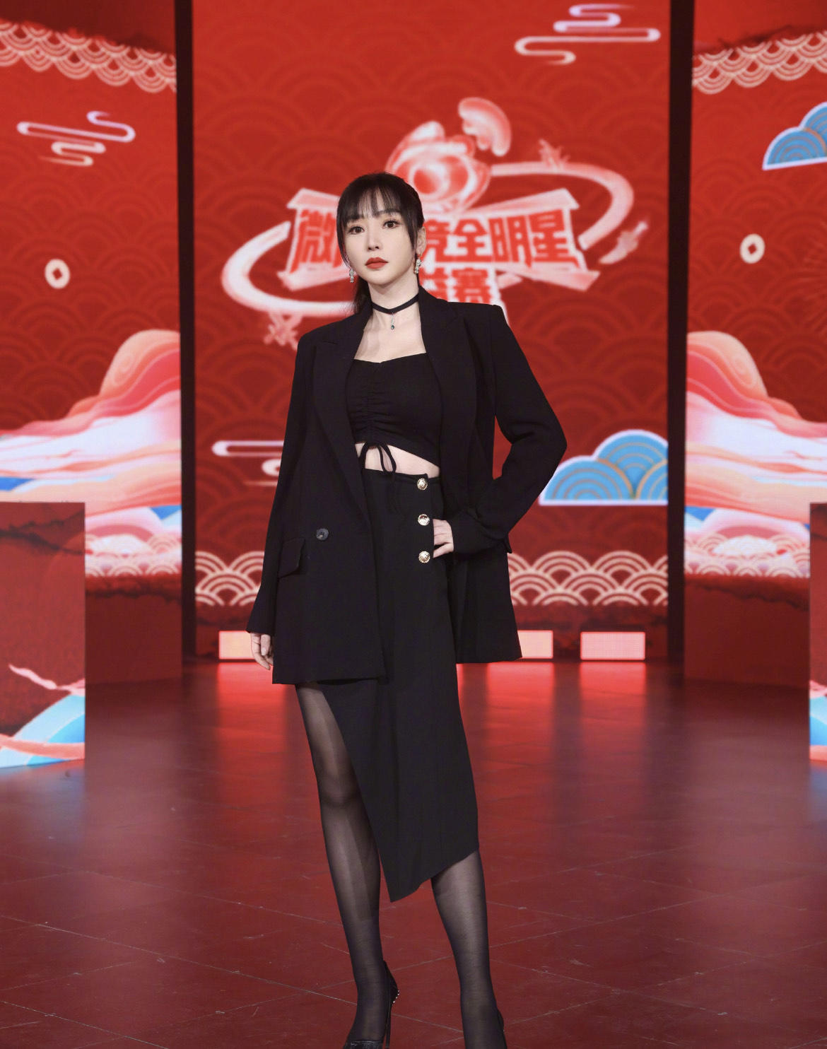 “柳岩”终于换风格，穿卫衣配牛仔裤走机场，超减龄像个大学生