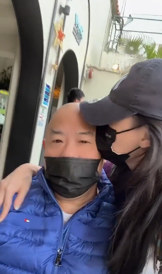 张柏芝爸爸生日罕露面！光头眼睛浮肿胡子半白，被女儿亲表情严肃