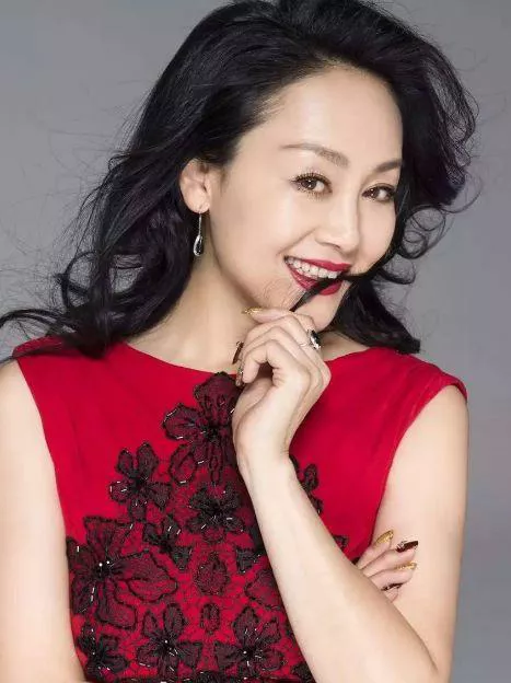 44位明星驾驭的红色服饰典雅大方，由内而外散发出自然的美感