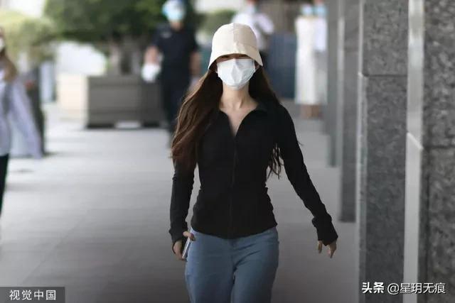 赵露思简约穿搭抵达机场 装扮严实眉眼弯弯对镜甜笑