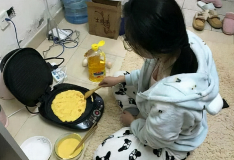 大学“最穷酸宿舍”排名，红砖房+空中吊床+24人间，学生看呆了