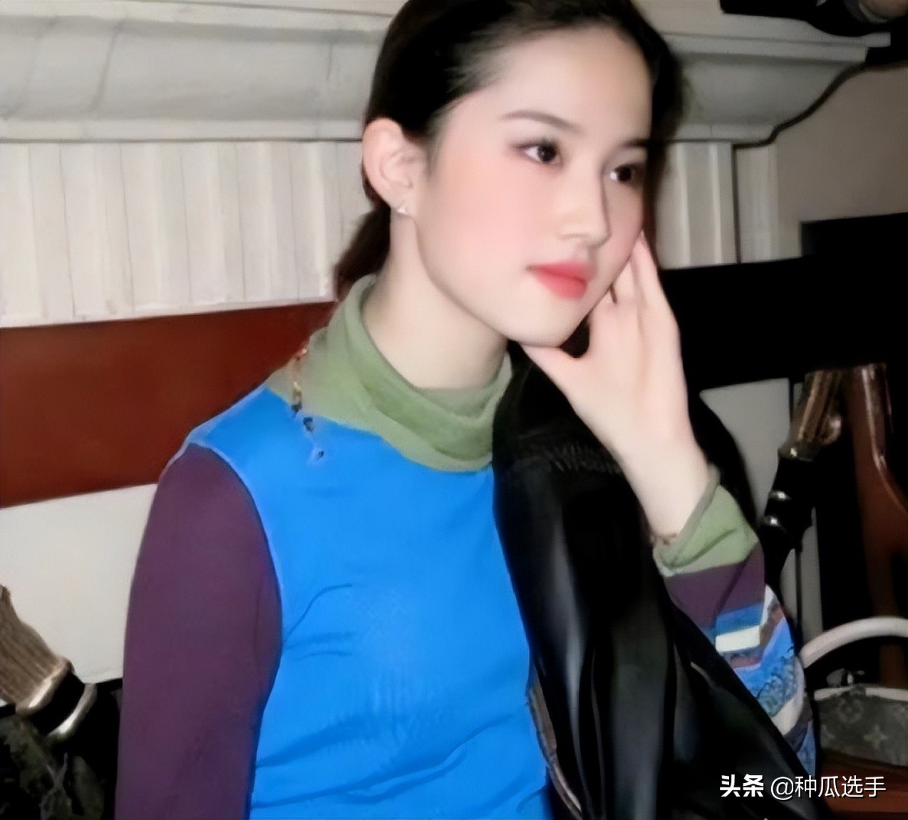 刘亦菲一件羽绒服穿10年不算啥，天仙也曾是丑衣服收藏家啊