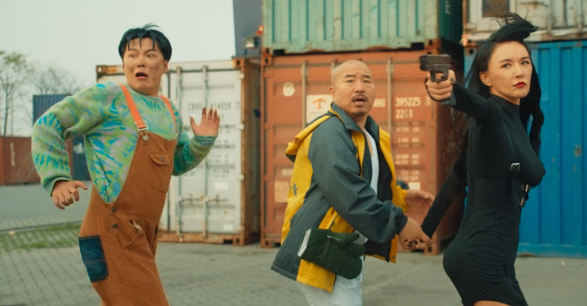 没想到，王小利一部网大能抄袭三部经典，赵本山的招牌被消耗光了