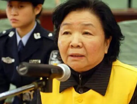 14年前祸害30万婴儿的毒奶女王，三鹿董事长田文华如今怎么样了？