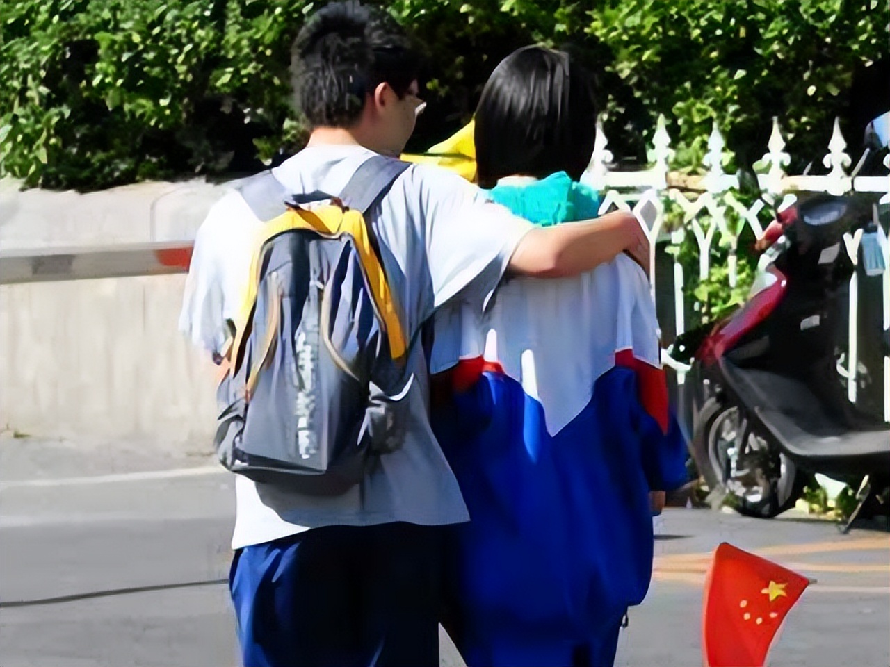 相恋4年，学霸情侣同时保研上海交大，学业感情两不误