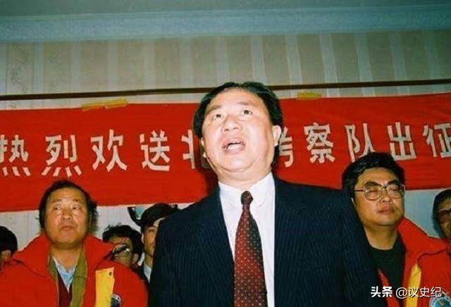 1999年“首富”牟其中入狱，妻子坚决离婚，小姨子却自愿陪伴至今