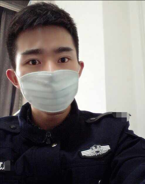 四名女大学生，同时表白，22岁，成都最帅“交警”，为啥