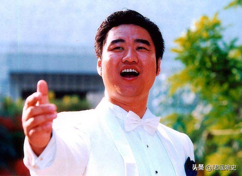 2005年，歌手丛飞因胃癌住院，资助的学生站在床头要钱