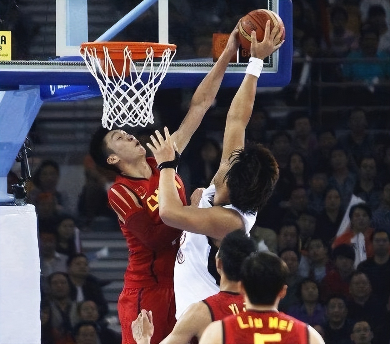 去nba的中国球星有哪些(29.7分19板4.8帽！中国进入NBA的6名球员，前一年都是什么表现？)