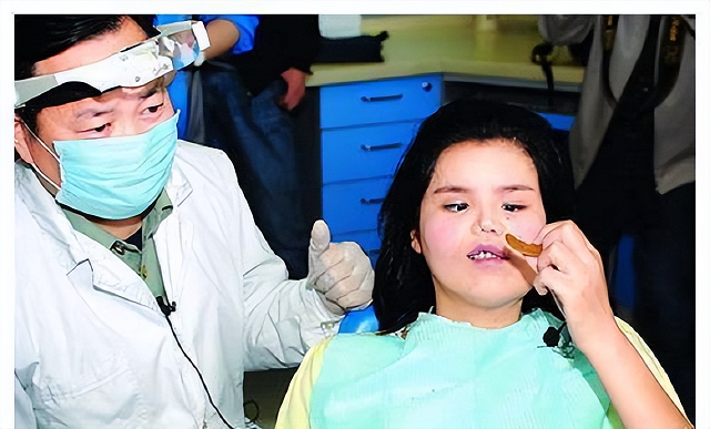 陕西农民捡到​坑面女婴，哥哥做苦力为妹妹整容，变美后她嫁给哥哥