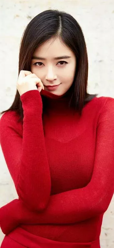 44位明星驾驭的红色服饰典雅大方，由内而外散发出自然的美感