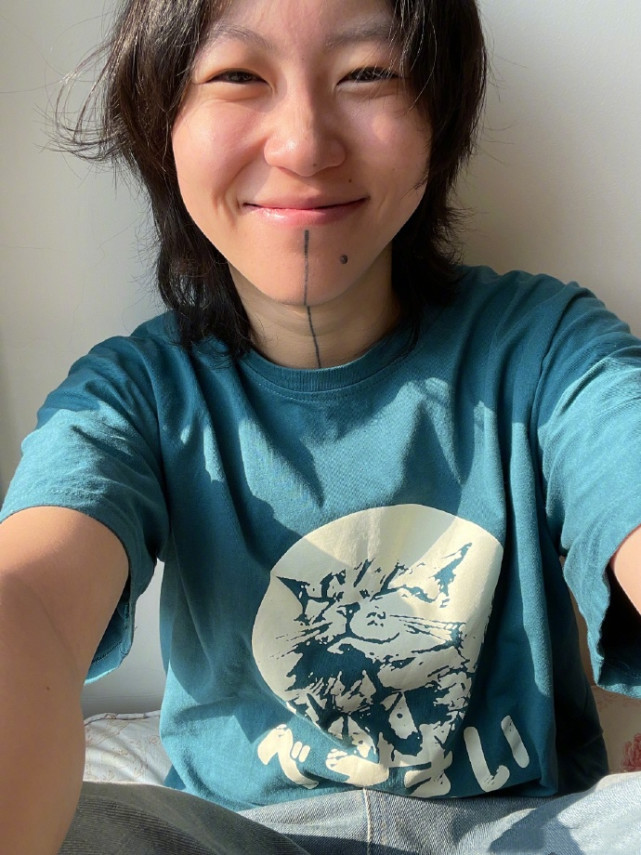 窦唯俩女儿久违同框，姐妹风格差距大，窦靖童在妹妹面前显娇小