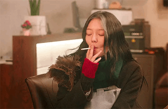 吞云吐雾一支烟,燃尽红尘两指间