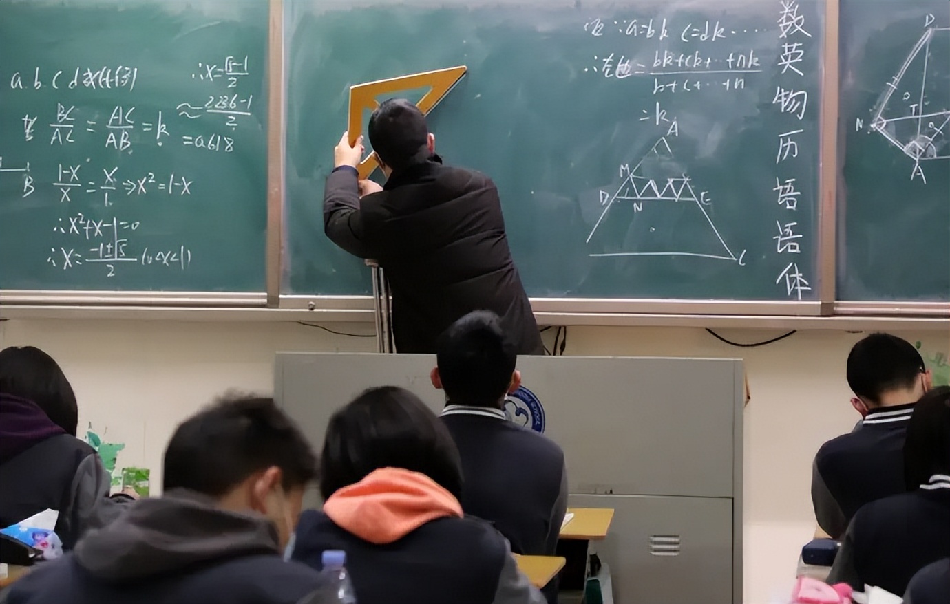 合同制教师和编制教师的区别（事业单位在编教师工资待遇）