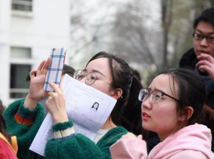 大学里隐藏的“私下交易”，学生们习以为常，家长却一头雾水