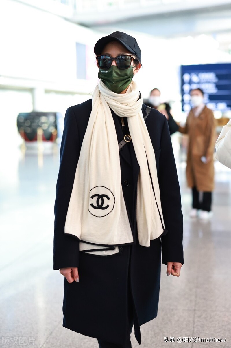 藏蓝色呢子大衣搭配