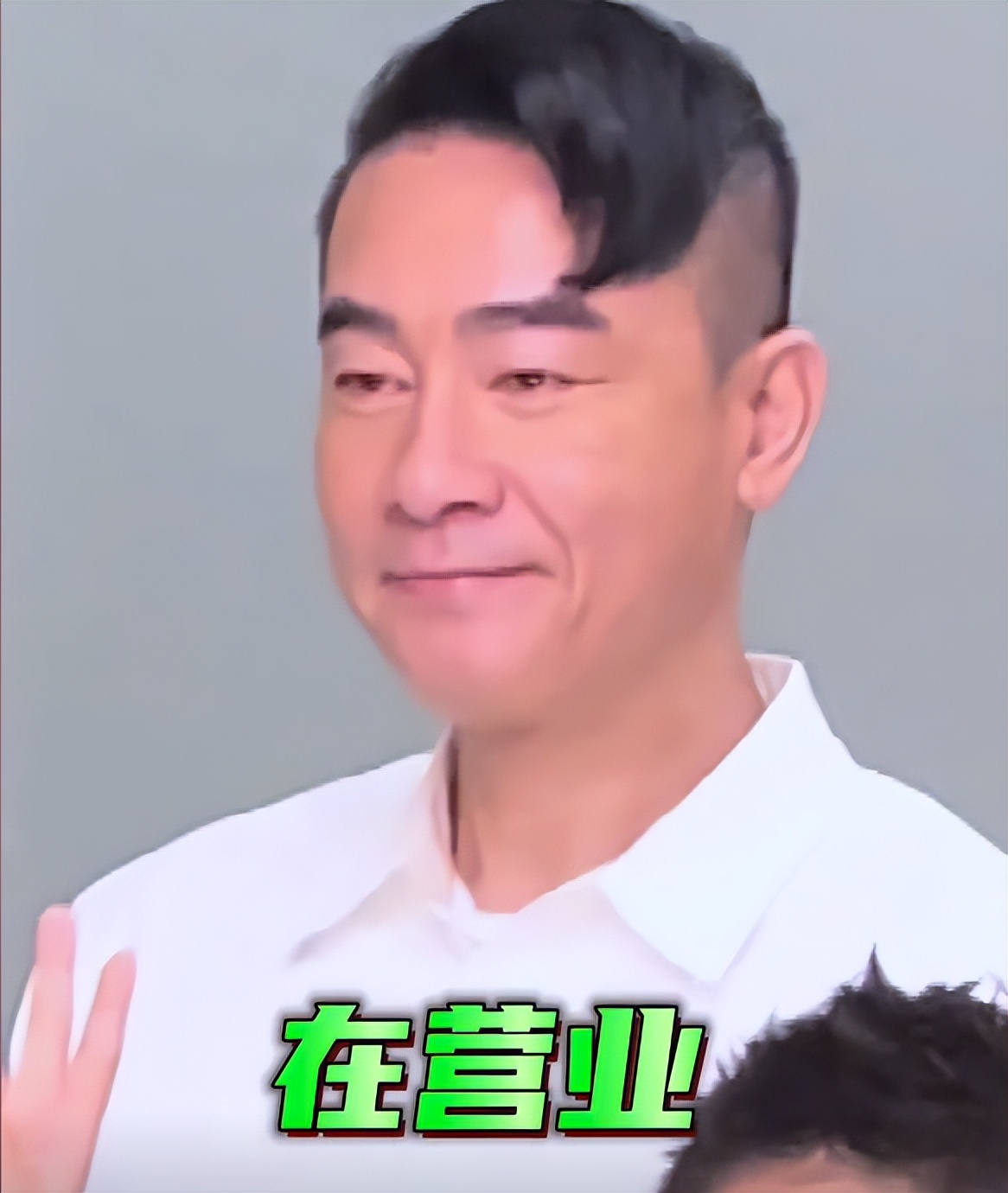 应采儿一家四口拍全家福，小儿子再被错认成女孩，网友催生三胎