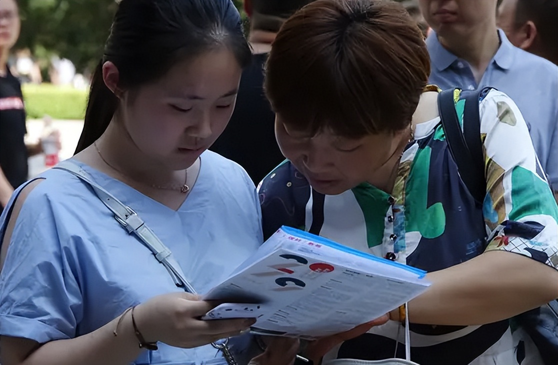 2022双一流大学更新排名，浙大武大排前五，哈工大和南开排名不佳