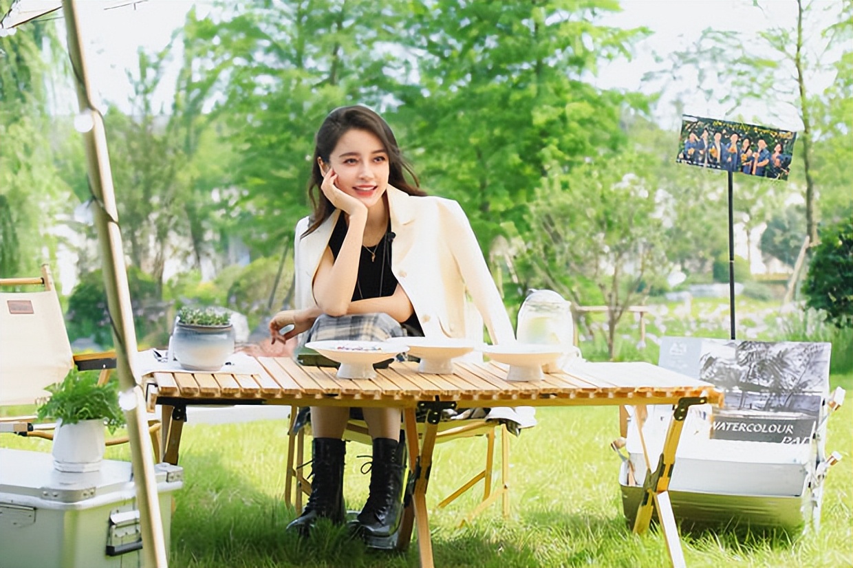 Angelababy肩披米白色西装气质优雅 微卷长发混血感十足