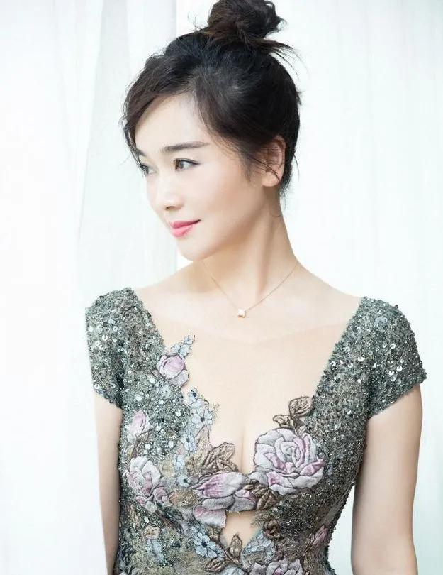 左小青靓丽的风采，越来越精致的美，羡慕嫉妒恨