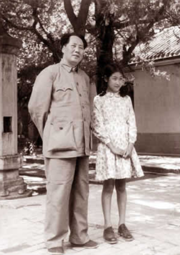 李敏去看望贺子珍后，捎回来个礼物，毛泽东拆开：你妈妈心思细腻