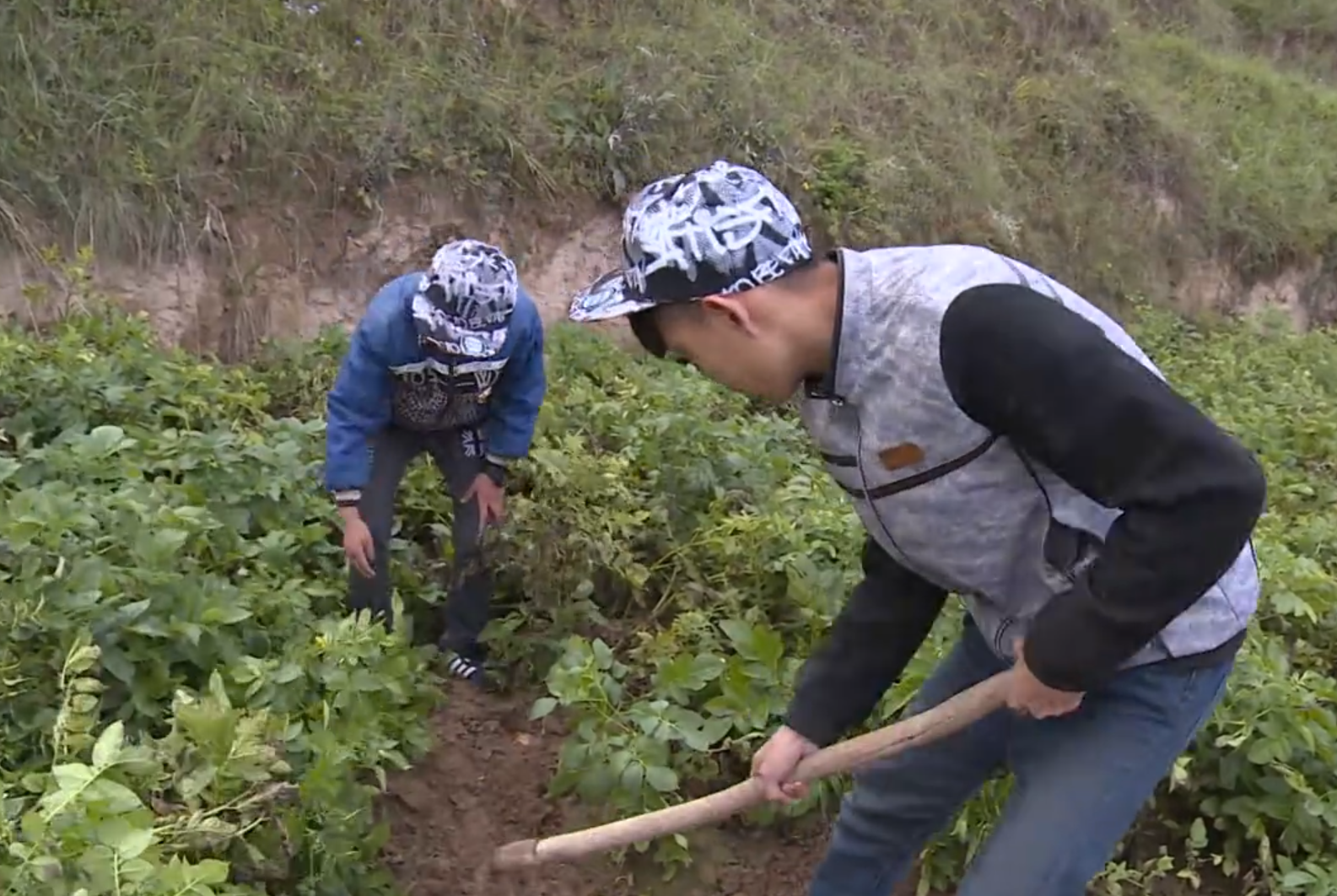 山东16岁富二代：逼姥爷下跪磕头，和母亲绝交，如今逆袭成为歌手