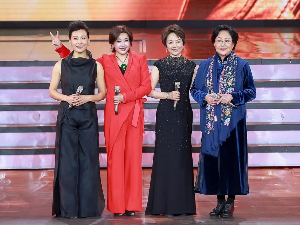 刘晓庆疯狂扮嫩却翻车！穿一身红同框64岁张瑜，浮肿脸暴露无遗