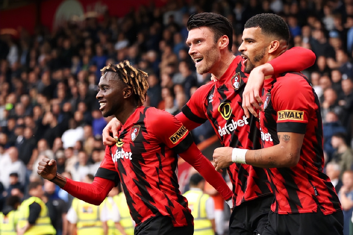 英超数据简报热刺擒联赛2连胜（3-2！1-4！英超疯狂一夜：热刺逆转绝杀守住第3，切尔西爆冷惨败）