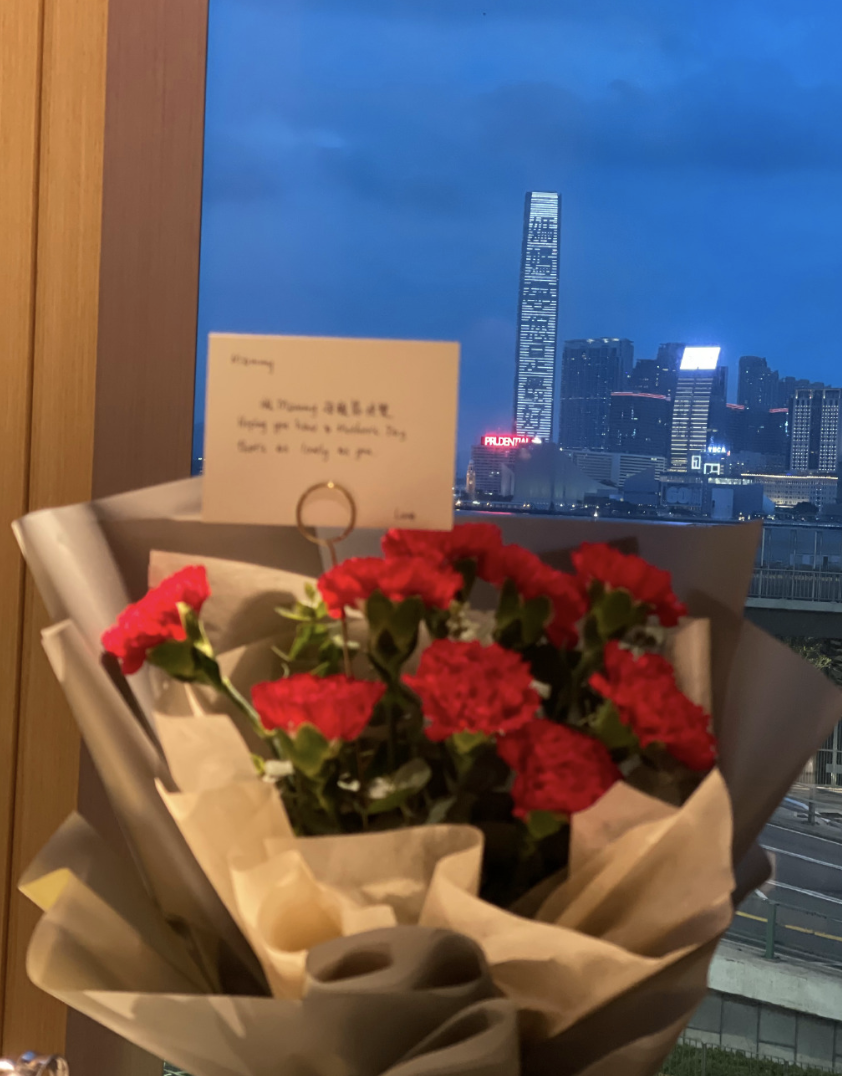 林峯为张馨月庆祝母亲节，与老婆贴脸合影笑容幸福，在线互相示爱