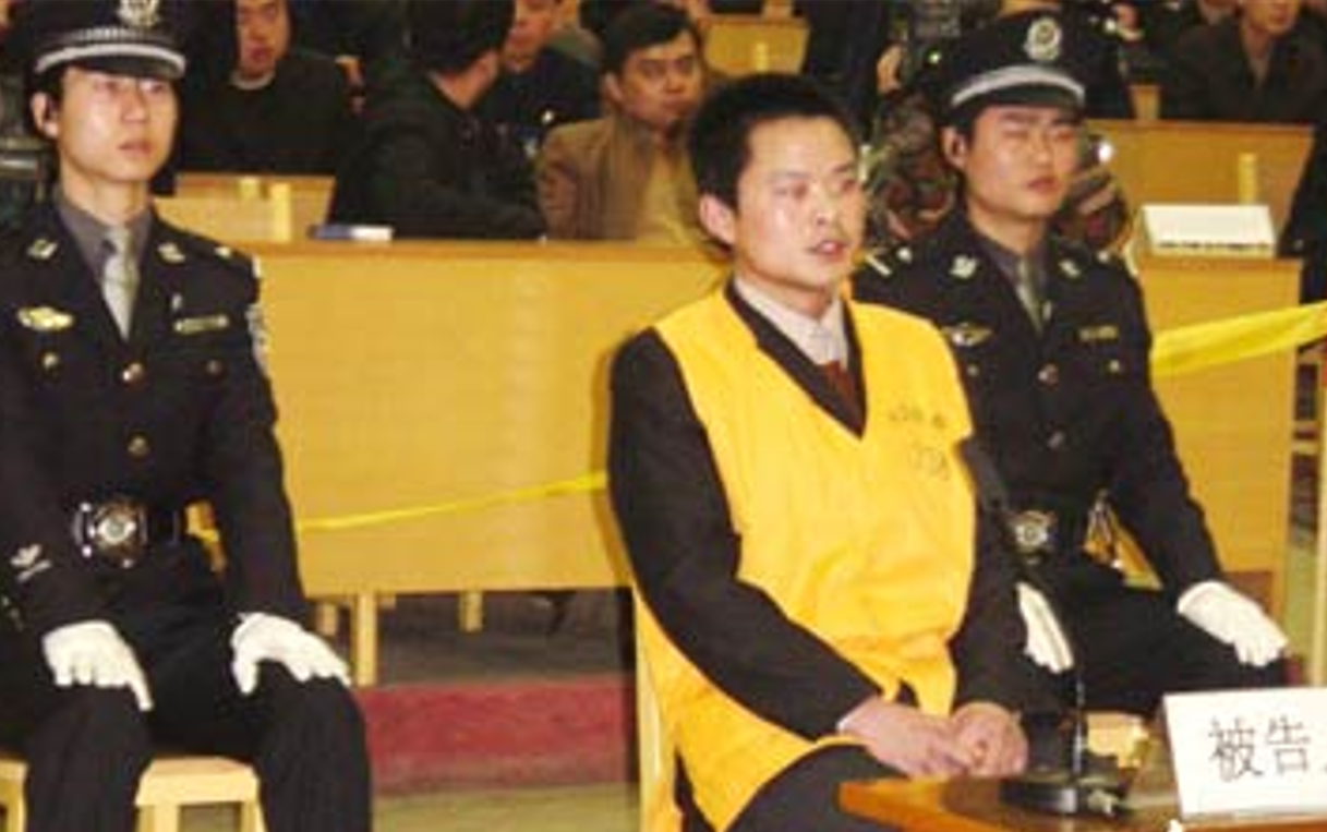2004年，长沙出租车司机撞死抢劫自己的歹徒，被判3年半引发争议
