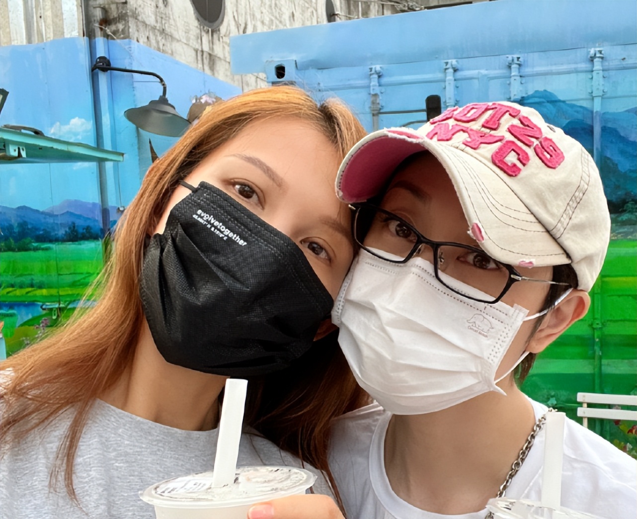 蔡少芬顺利返港，时隔半年与陈法蓉合体，头贴头喝奶茶姐妹情深