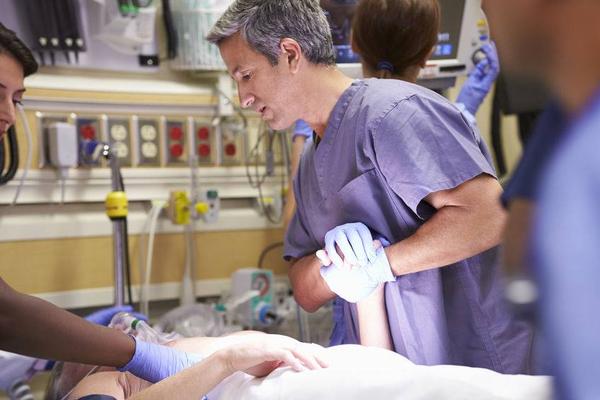 经常出现心慌、气短、胸闷的症状，可能与房颤有关，需提高警惕