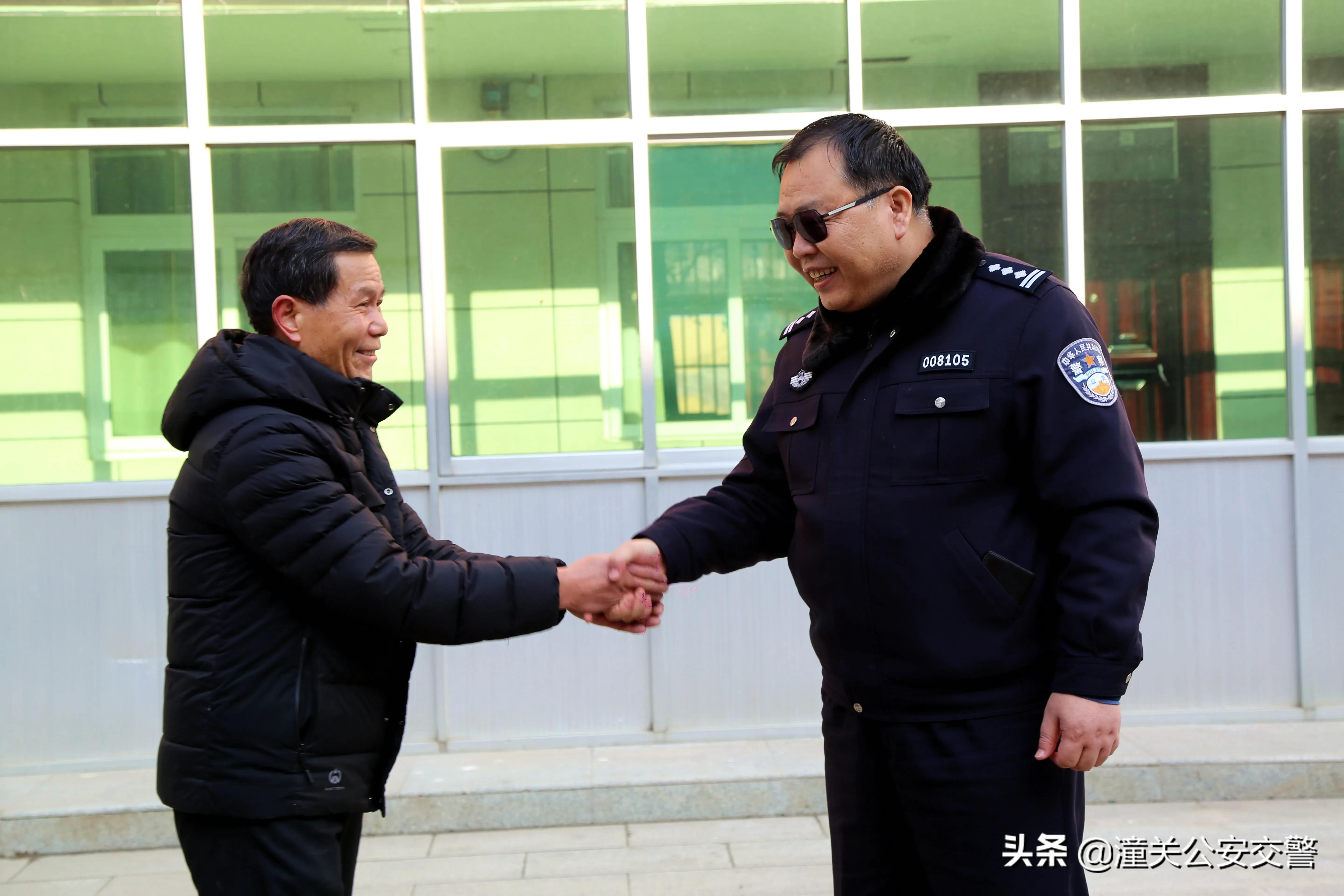 暖心！潼关爱心企业立学医药向潼关交警捐赠防疫物资