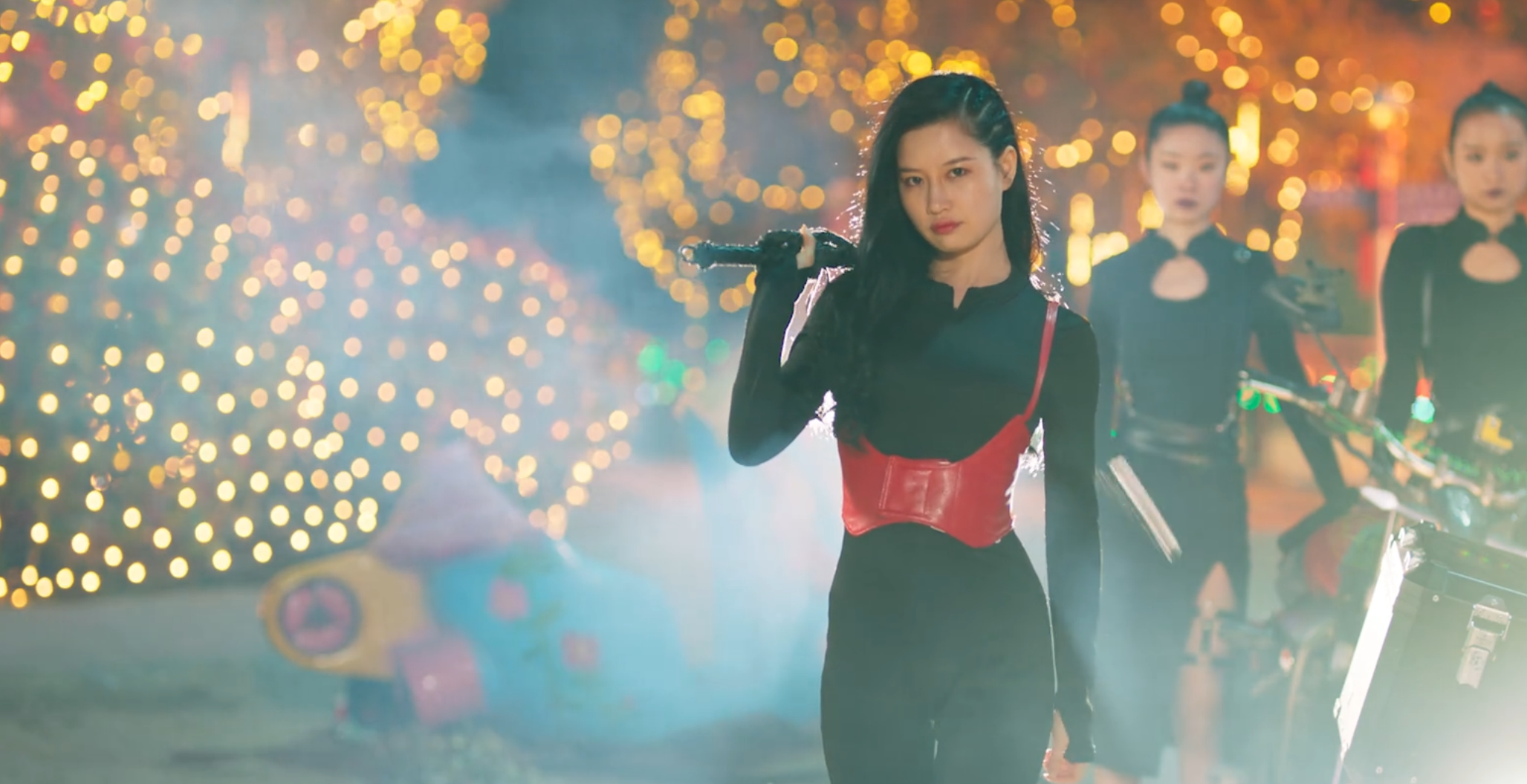 没想到，王小利一部网大能抄袭三部经典，赵本山的招牌被消耗光了